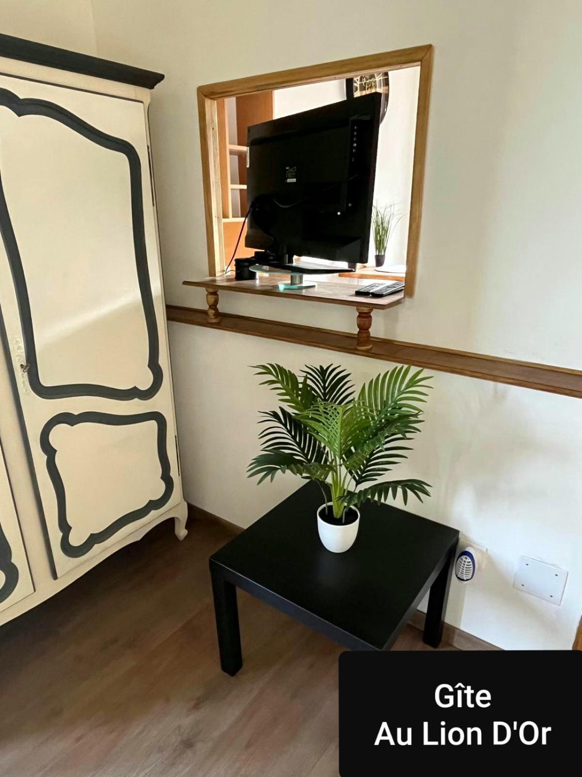 Apartamento Au Lion D'Or Les Roches-l'Eveque Exterior foto