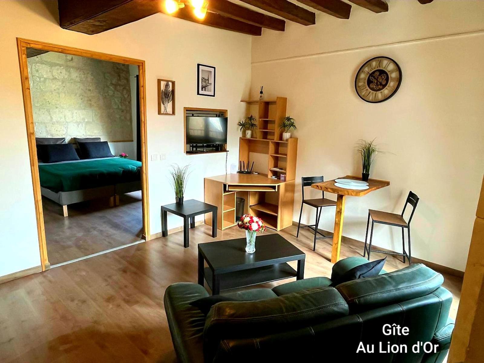 Apartamento Au Lion D'Or Les Roches-l'Eveque Exterior foto
