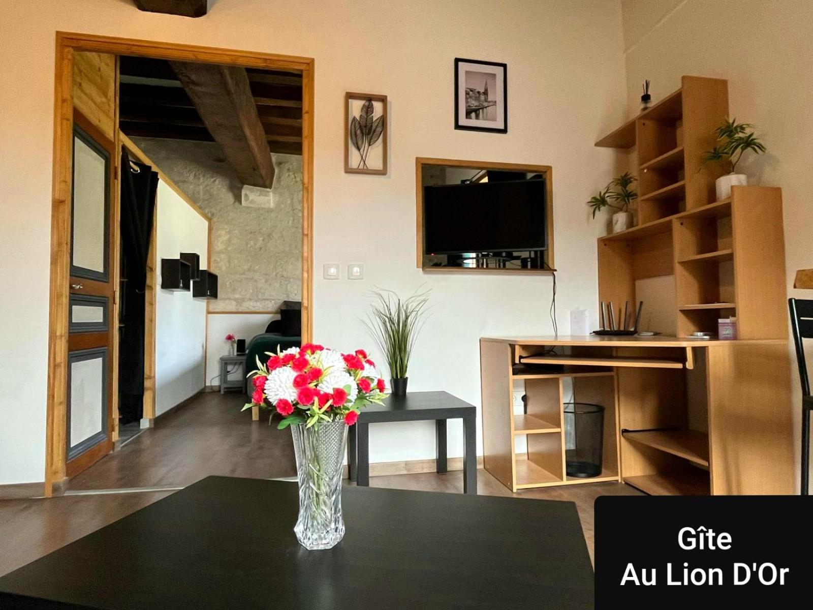 Apartamento Au Lion D'Or Les Roches-l'Eveque Exterior foto